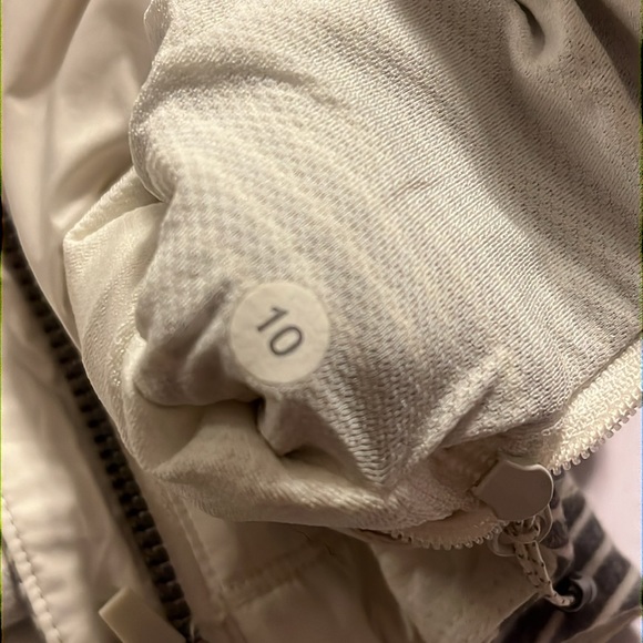 Lululemon cream gray striped vest with 2 zipper pockets and ear phone access - Picture 7 of 9